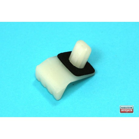 Щипка клипс 72714-01G00 7271401G00 Nissan Pick Up предно стъкло